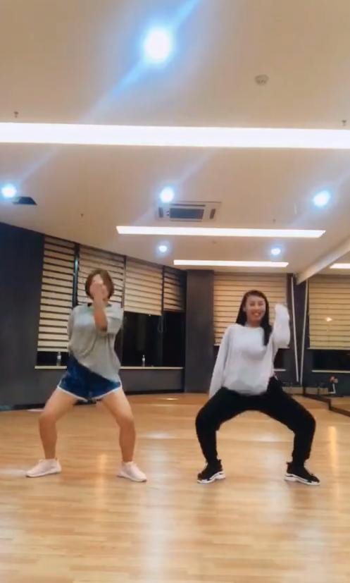 网红最近跳的舞,跟随潮流舞动青春风采