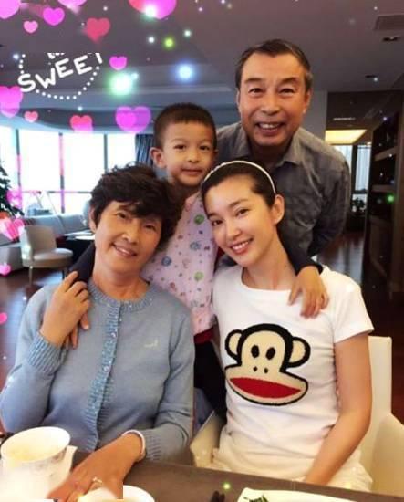 最新娱乐圈新闻头条,最新头条揭秘明星幕后故事