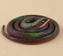 遥控蛇吓人搞笑视频,搞笑视频里的惊悚瞬间