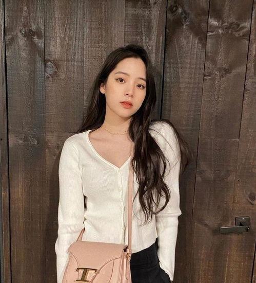 欧阳娜娜生活照,青春洋溢，时尚穿搭尽显个性魅力